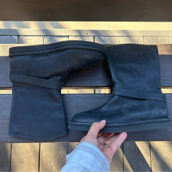 UGG Kids Black leather buckle Boots - Picture 3 of 6